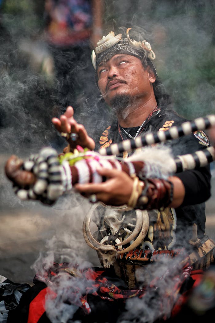 Praying Pecut Samandiman Mantra before the Performance